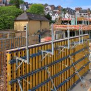 Für die Wände kommt je nach Sichtbeton-Anforderung die Rahmenschalung Framax Xlife oder die Trägerschalung Top 50 zum Einsatz. Foto: Doka