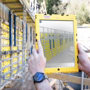 Kontrolle des Schalungsaufbaus anhand des 3D-Schalungsmodells auf dem Tablet mit der App Trimble Connect. Die Tablets wurden in besonders robuste Schutzhüllen gesteckt, um den Witterungsbedingungen einer Winterbaustelle und dem harten Baustellenalltag zu widerstehen.