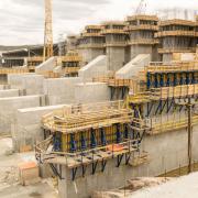 Gigantische Ausmaße: Die fünf Überlaufrinnen, der Zentraldamm und die Krafthaus-Trennmauer. Foto: Doka