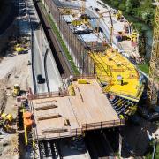 Die koppelbaren UniKit-Träger sorgen für ein uneingeschränktes Lichtraumprofil für den laufenden Verkehr und überspannen bis zu 22 m von Stütze zu Stütze in den jeweiligen Baufeldern. Copyright: Doka