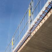 Der rückwärtig angebrachte Doka-Seitenschutz XP gibt den erforderlichen Schutz und sorgt damit für einen sicheren Arbeitsplatz über dem Wasser.