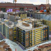 Das Kellergeschoss der dreigeschossigen Kita entsteht mit Rahmenschalung in scharfkantigem Sichtbeton der Klasse SB 2. Foto: Doka