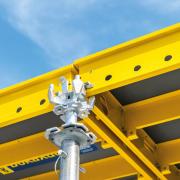 Ľahký základný panel a len jeden typ hlavice zabezpečujú rýchlu, jednoduchú a flexibilnú montáž a demontáž nového stropného debniaceho systému DokaXdek. 