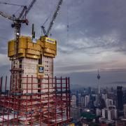 A drónok használata nem csak az (épület)fotózás területén nyit elképesztő távlatokat, de az építkezések felügyeletét, a felméréseket, ellenőrzéseket is korszerűsíti.
<br />

<br />
Helyszín: Kuala Lumpur
<br />
Kép: The-Exchange-106.jpg
<br />
Szerzői jog: Doka