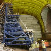 Steny tunela vysoké 14 m nachádzajúce sa v hĺbke 80 m pod zemou sa realizujú špeciálne navrhnutým debnením, a to kombináciou jednostranných oporných kôz Univezal F s nosníkovým debnením Top 50 v tvare kruhu, čo je len jedno z mnohých individuálnych riešení rozsiahleho mega projektu v Jeruzaleme.