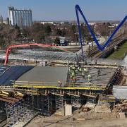 Betonáž mosta 62-013 na ceste I/62 sa realizovala ponad funkčnú železnicu v meste Sereď aj vďaka kvalitnému debneniu a technickému riešeniu Doka. 
