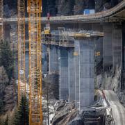 Abbruch und Neubau finden auf geologisch anspruchsvollem Gelände mit starker Hanglage statt.