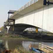 The sizeable cross-sectional width of 27.5 m made it necessary to provide the cross-beams of the bottom grid with a standardised undertruss.