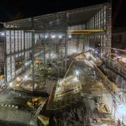 Unter einer temporären Halle laufen auch nachts die Arbeiten auf Hochtouren