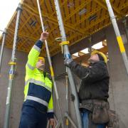 Praktisch en veilig: met Dokadek 30 kunnen alle werkzaamheden veilig worden uitgevoerd vanaf de begane grond, zonder de vloerbekisting te betreden. Foto: Doka