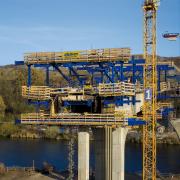 2009: Stavba mostu přes Vltavu v rámci silničního okruhu kolem Prahy se stala druhým projektem, kde byl nasazen vozík pro letmou betonáž Doka. S hydraulicky posunovaným vozíkem byla betonáž zajímavou zkušeností. 
<br />
