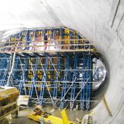 Wijzigende doorsneden en variërende bouwwerkgeometrieën zoals bij de M4-metro in Boedapest kunnen met de flexibele ondersteuning SL-1 veilig worden uitgevoerd. Foto: Doka