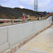 Insgesamt sind auf der Baustelle rund 50.000 m³ Beton einzubauen. Die Betonflächen kommen an den Trogwänden genau so gut wie in den Tunnelabschnitten bestens heraus.