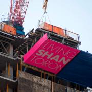 When the crane is ready to lift the large formwork tables, the top of the screen is fold down with hydraulic cylinders.