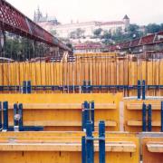 1997: Pražská Čertovka je nejen turistickou atrakcí, ale i stala se i staveništěm. S bedněním Doka zde byly betonovány garáže vrat pro možné povodňové uzavření této slavné pražské říčky.