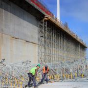 The 13.75 m tall Staxo 100 towers for shoring the cantilever slabs on the R2UET silo building are preassembled and dismantled on their sides.