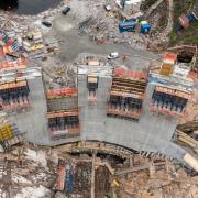 The concrete arch dam is built on the basis of the “leader-follower principle”: three blocks referred to as leaders serve as base supports. The second step is mounting the formwork between these blocks and to pour CIP concrete in the follower block.