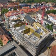 Seit 2021 wird die Maria-Ward-Schule in der Altstadt Bambergs generalsaniert. An den denkmalgeschützten Bestandsbau schließt der Ersatzneubau mit offener, heller Architektur an. Copyright: Doka