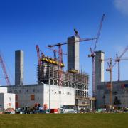 Beim niederländischen Kraftwerk Eemshaven klettert das modulare System Xclimb 60 bis auf 64,40 m Höhe. (Foto: Doka)