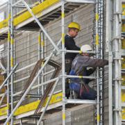 Auf dem Arbeitsgerüst Modul können die Eisenbinder ihre Bewehrungsarbeiten durchführen, während der Schalungstrupp an den Aussparungen arbeitet.