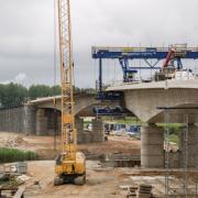 Podperný systém Staxo 100 sa nasadil pri realizácii mosta Tartu v úsekoch so spevneným podkladom. Na zhotovenie stredného úseku mosta nad riekou sa použil Doka-vozík letmej betonáže.