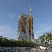 Nach dem Prinzip des „Rough & Wild“ passt sich der Turm gut in die vorhandene Bebauung der Umgebung ein.
<br />
Foto: Doka
<br />
