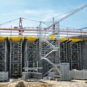 The many flyover structures, and the track-bearing structures, are being safely shored by the extra-high-capacity Doka load-bearing tower Staxo 100 system.