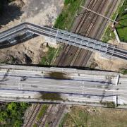 Pohľad na pôvodný most pred demoláciou a dočasný most postavený z Doka lešenia Ringlock z vtáčej perspektívy. 
<br />
Zdroj Facebook: Mesto Sereď
<br />
