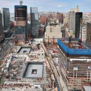 Am Ground Zero hat Doka Schalungslösungen geliefert für die beiden Brunnen des Memorials, den Tower 4 (rechts vorne) und den Tower 2 (dahinter)