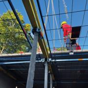 Sofern nur von oben aus gearbeitet werden kann, bietet das Safeflex-System von Doka eine verlässliche Barriere gegen Abstürze - nach neuestem DGUV Test GS-Bau-18 Version 12/2024 geprüft. Copyright: Doka