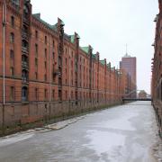 Im nördlichen Bereich der HafenCity verleihen die alten Lagerhäuser mit ihren roten Klinkerfassaden der Speicherstadt einen ganz besonderen Charme.