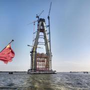 
<br />
Okrem toho, že má najdlhšie rozpätie na svete (1092 metrov), bude mať aj najvyššie piliere dosahujúce 325 metrov.
<br />

<br />

<br />

<br />
Foto: Shanghai-Nantong Yangtze River Bridge_2.jpg
<br />
Copyright: Doka
<br />

<br />
