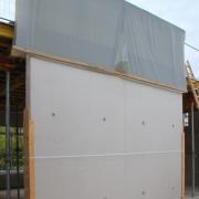 Abdecken der Anschlussbewehrung gegen Feuchtigkeit schützt die fertiggestellten Wände vor Rostschlieren.