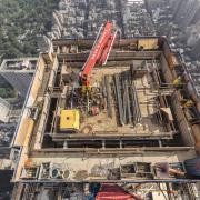 De betonverdeler klimt zonder kraan mee naar boven en stort de kern, de vloeren en de kolommen. Foto: Doka