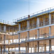 Beim EDGE Friedrichspark setzt ZÜBLIN auf Dokas bewährte Decken- und Wandschalungssysteme, so kamen etwa auch 4.500 m2 der DokaXdek-Tische zum Einsatz.
<br />

<br />
Foto: EDGE Friedrichspark Berlin_3_Copyright@Meyerfoto