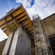 Auf der Baustelle sorgen die breiten Arbeitsbühnen und Treppentürme für ein sicheres Arbeitsumfeld.