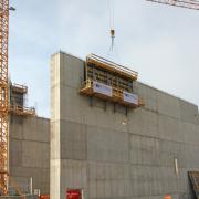 Schalung und Klettergerüst sind miteinander verbunden und als gesamte Einheit mit einem Kranhub umsetzbar. Foto: Doka