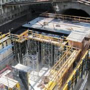 Zelfs complexe architectonische eisen zoals bij de uitbreiding van de metro in Algerije worden met de hoogwaardige producten van Doka snel en veilig gerealiseerd. Foto: Doka