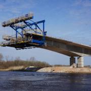 Most Tartu sa realizuje technológiu letmej betonáže s nasadením Doka-debniacej techniky. 