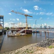 Construction of the New Kattwyk Railway Bridge (right) across the Süderelbe River in Hamburg is currently under way next to the 45-year-old Kattwyk bridge (left).
<br />

<br />
Photo: Kattwyk_1.jpg
<br />
Copyright: Doka
<br />
