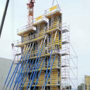 Montage einer großflächigen Umsetzeinheit für die bis zu 14,13 m hohe, querliegende Schottwand. Foto: Doka