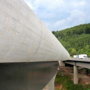 Sichtbeton-Kappen in höchster Güte und Präzision, ausgeführt mit dem unten fahrenden Schalwagen TU.