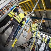 Schalungs- und Gerüstsysteme sind nur so gut wie ihre Anwender*innen – darum lohnt sich regelmäßiges Training „on the job“. ©Doka
<br />
