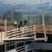 Die Deckenstützen der Dokamatic-Tische sind schwenk- und arretierbar, für einfaches Ausfahren in den hier überall vorhandenen Brüstungsbereichen