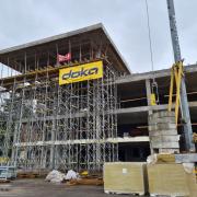 Prebiehajúca výstavba projektu Fantázia Liptov Park. Podopretie vysunutého podlažia pomocou ľahkého podperného systému Staxo 40. 
<br />
