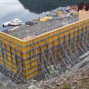 Der Ballastkasten wird in zwei Schritten betoniert, wobei die Außenschalung für beide Betonierabschnitte in Position bleibt, um das exakte Platzieren der Spannkabel zu gewährleisten.