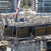 3-eckiger Grundriss als schalungstechnische Herausforderung: mit der selbstkletternden Plattform SCP von Doka kann jeder Grundriss rasch, flexibel und sicher geschalt werden. Foto: Doka