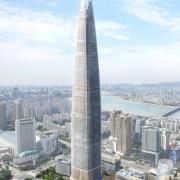 Башня Lotte World Tower высотой 555 м станет самым высоким зданием на Дальнем Востоке. Doka поставляет не только подъемно-переставную опалубку SKE для ядра жесткости и колонн, но и складной защитный экран Xclimb 60.