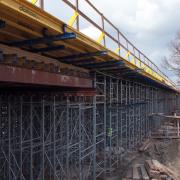 2001: S bedněním i podpůrnými systémy Doka vyrostly i  mosty na obchvatu Olomouce. Rozsáhlý projekt zahrnoval řadu mostů,které už desetiletí slouží k lepší  dopravní obslužnosti.