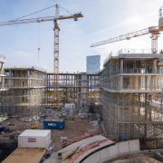 Vorzeigeprojekt für nachhaltiges und ressourcenschonendes Bauen: der „EDGE Friedrichspark“ in Berlin. Wie schon beim EDGE East Side Tower (im Hintergrund sichtbar) sind auch hier wieder Edge, ZÜBLIN, alcemy und Doka involviert.
<br />

<br />
Foto: EDGE Friedrichspark Berlin_1_Copyright@Meyerfoto